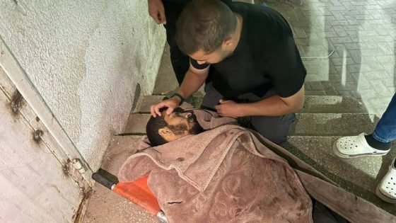 وصول جثمان الصحفي صالح الجعفراوي الى مستشفى المعمداني بعد استهدافه برصاص عملاء الاحتلال أثناء تغطيته الدمار في جنوب غزة.