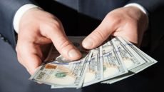 ارتفاع طفيف بأسعار الصرف في أسواق بغداد.. 142750 ديناراً مقابل 100 دولار