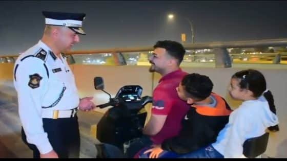 #بالفيديو: خلال جولات ميدانية مسائيه ،  الفريق الدكتور عدي سمير الحساني يستوقف سائق دراجه وبصحبته اطفال على احدى الشوارع الرئيسيه في العاصمة بغداد .