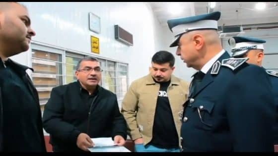 مدير المرور العام : يلتقي بالمواطنين في مواقع تسجيل المركبات ويشرف من قبله على انجاز معاملاتهم .