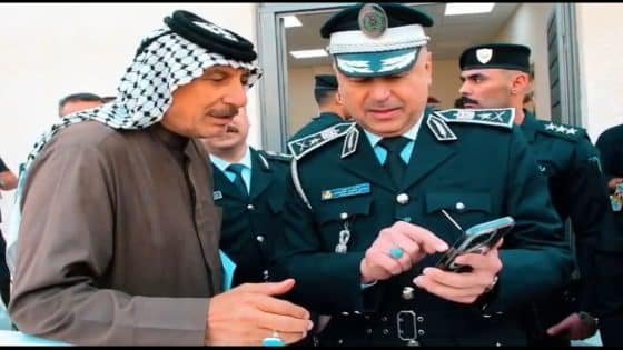 #بالفيديو مدير المرور العام يلتقي بالمواطنين في دوائر تسجيل المركبات ويتابع انجاز معاملاتهم.