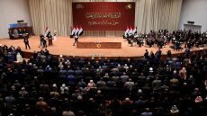 خبير قانوني : يتساءل: من المستفيد من تفكيك الاستحقاقات… الدستور أم الكتل السياسية