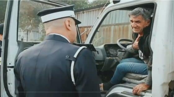 مدير المرور العام : وخلال جولاته الميدانيه يوجه سائقي المركبات الالتزام بالنظام المروري لسلامتهم وسلامة مستخدمي الطريق