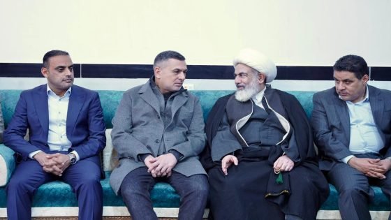 محافظ البصرة يرافقه نائبه الإداري ماهر إبراهيم العامري، ورئيس اللجنة الأمنية في مجلس محافظة البصرة الدكتور عقيل طالب الفريجي يقدّم واجب العزاء لوكيل المرجعية الدينية في قضاء الزبير