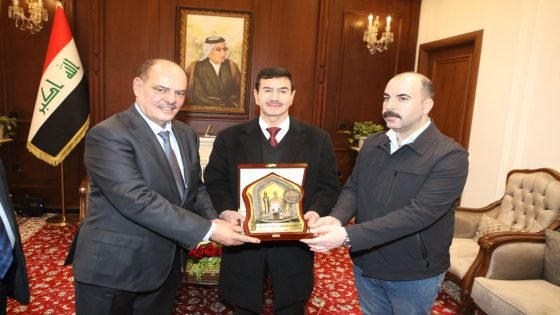 محافظة النجف تكرم نقيب الصحفيين العراقيين مؤيد اللامي بدرع التميز ورئيس مجلس المحافظة يشيد بدوره الريادي في قيادة الصحافة والإعلام