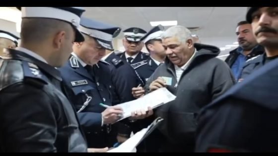 #بالفيديو مدير المرور العام يتفقد موقع تسجييل المركبات 9 ويشرف من قبله شخصيا على انجاز معاملات المواطنين.