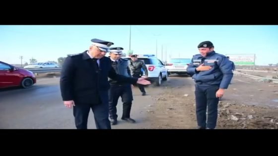 منتسب مرور يبادر بتنظف احد الشوارع نتيجة وقوع مواد بناء سببت ارباك بحركة السير ومدير المرور العام يكرمه