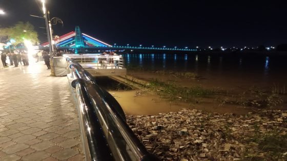 رغم جماله اللافت… كورنيش السراي في العمارة يُشوَّه بمشاهد النفايات على ضفاف نهر دجلة