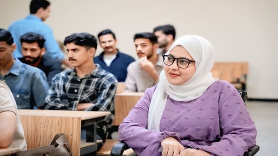 على كرسي متحرك … شابة من الناصرية تحقق حلمها الأكاديمي….