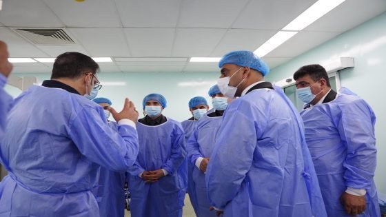 وفد حكومي مشترك من البصرة وذي قار يتفقد جرحى فاجعة الطريق الدولي في مستشفى الفيحاء وسط المحافظة