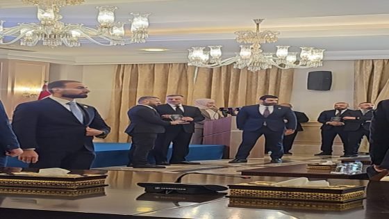 الأمانة العامة لمجلس الوزراء تسلّم درع التميز للسيد محافظ البصرة لحصول البصرة على المرتبة الأولى في العمل التطوعي على مستوى جميع المحافظات لعام 2025 