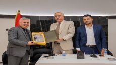 برعاية الدكتور حسنين معلة جريدة الرياضي تحتفل بمناسبة مرور 56 عاما على صدورها حيث نظم نادي الصيد اجتماعا ضم نخبة كبيرة من الاعلاميين والاكاديمين والمسؤولين في الدولة وقد استهل الاجتماع الدكتور حسنين بكلمة ترحيبية مهنئا ومباركا هذه الذكرى لجريدة الرياضي متمنيا لكتابها الاستمرار في هذا النهج لخدمة الحركة الرياضية في بلدنا .