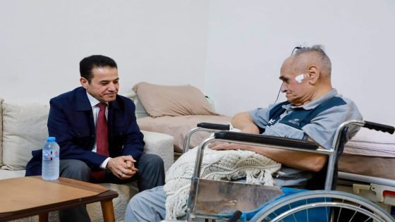 الأعرجي يزور الفنان علي طاهر للاطمئنان على حالته الصحية