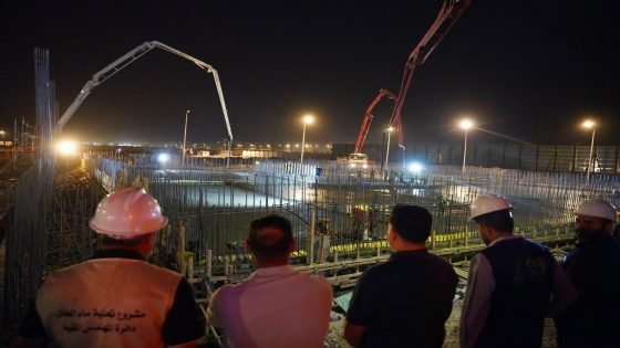 العامري يدعو البصريين إلى عدم الالتفات للأصوات المشككة بمشاريع التحلية ويؤكد استمرار العمل رغم غياب التخصيصات المالية