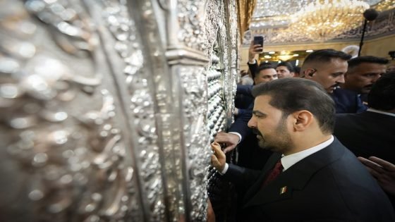 رئيس الوزراء يؤدي مراسم الزيارة لمرقد الإمام علي بن أبي طالب (عليه السلام)