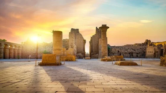حين تُمنح القدوة للتافهين
